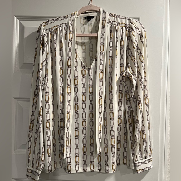 Classy Ann Taylor blouse with chain link pattern. Size medium. Like new - Picture 2 of 4